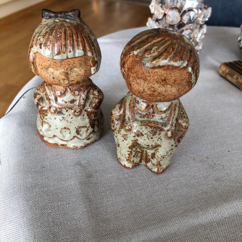 Koselige pepper/salt bøsser i Keramikk 10cm høy