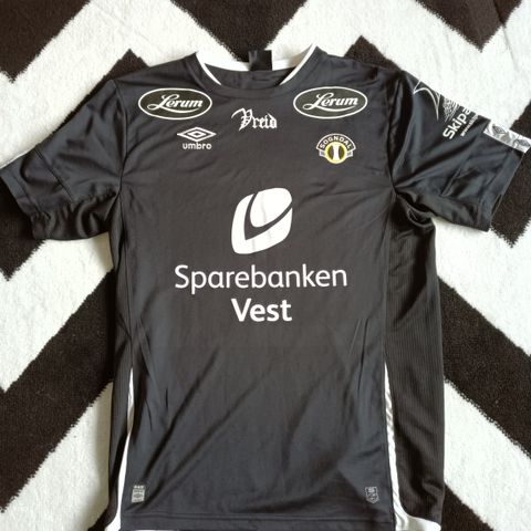 Sogndal IL fotballdrakt med Vreid logo