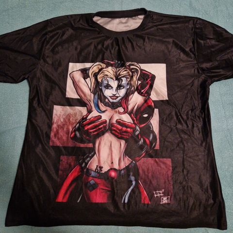 Harlequin T-shirt fra DC universet.