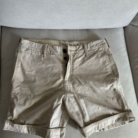 Shorts(er) fra A&F selges billig