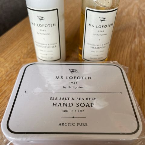 Samleobjekt fra MS LOFOTEN, shampoo, conditioner og håndsepe.