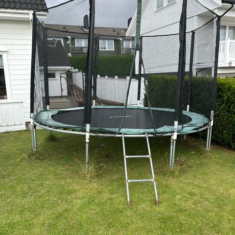 Godt brukt Trampoline gis bort mot demontering og oppgraving.