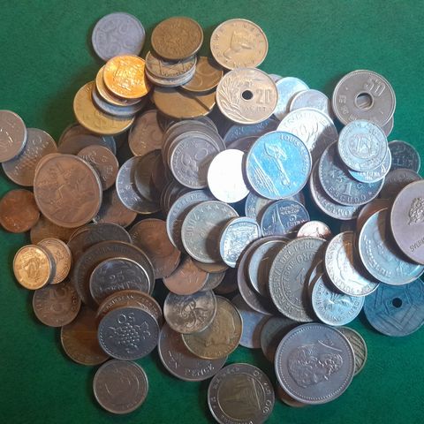 130 stk utenlandske mynter og poletter