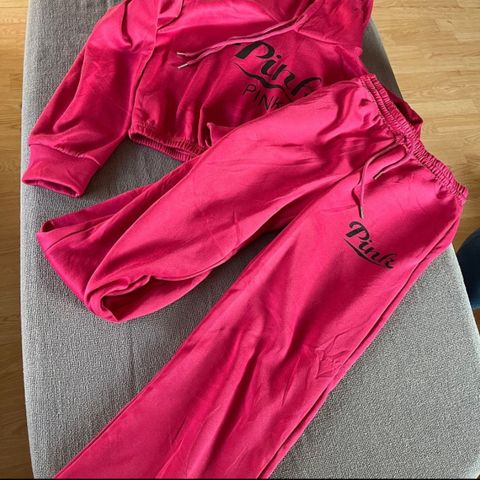 Rosa sweatset med croptop