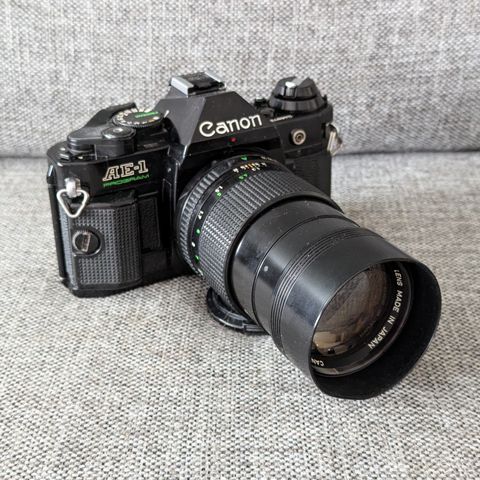 Canon AE-1 Program m/ 135mm F2.8 nFD linse