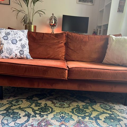 RESERVERT: 2,5 seter rust fløyels sofa