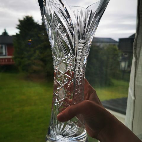 Praktfull krystall vase selges.