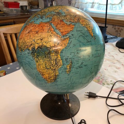 60 talls Globus fra Globe Scan med lys!