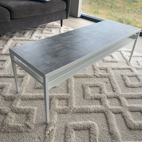 Stuebord med vendbar bordplate