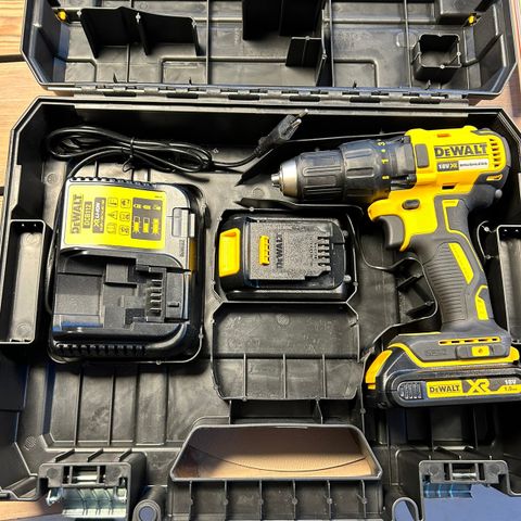 Dewalt drill DCD777