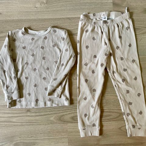 Sett fra H&M med bamser (str 104)