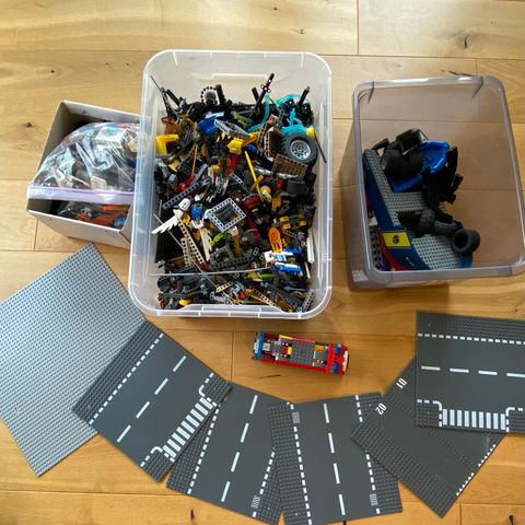 13 kg Lego i Kasser - Med Figurer og Plater