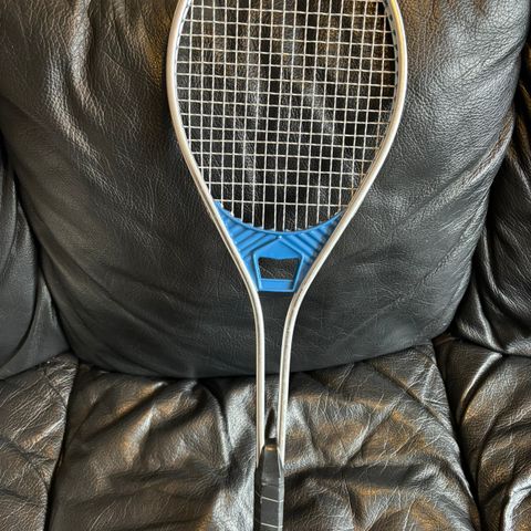 Tennis racket selges da ikke brukes