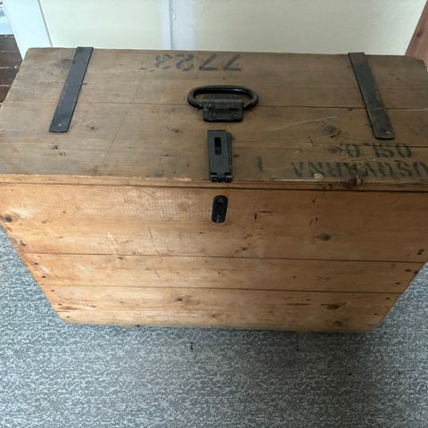 Gammel kasse for Husqvarna - utstyr