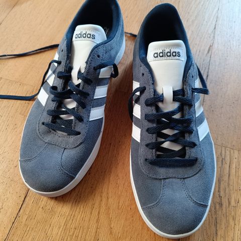 Adidas sko til salgs