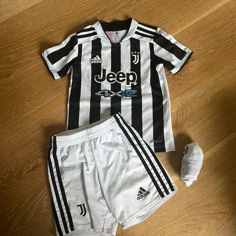 Juventus fotballdrakt str 5-6 år selges (adidas)