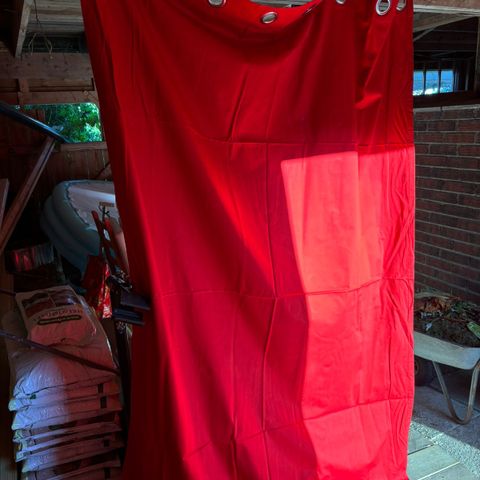To røde gardiner selges / KID / stue / soverom / rød - gardin