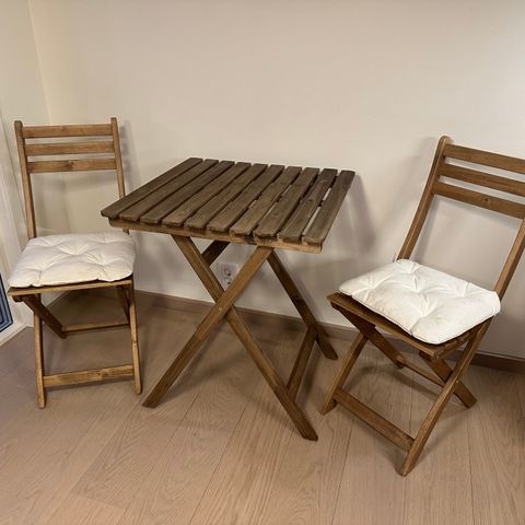 Ikea utemøbler lite bord + 2 stoler med pute