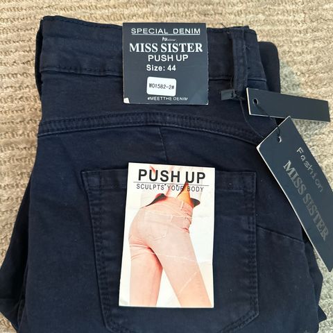 Ubrukt! Lekker mørkblå bukse med push up effekt og stretch - slim fit str M