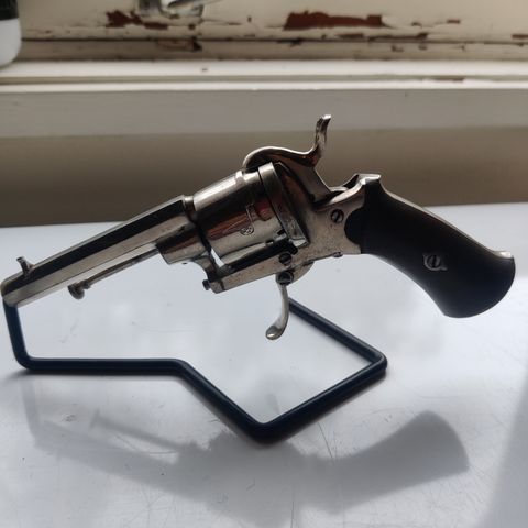 Pinfire revolver, antikk.