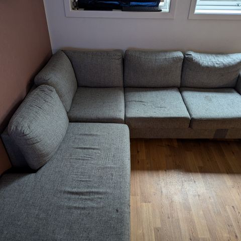 Pent brukt sofaen selges rimelig.