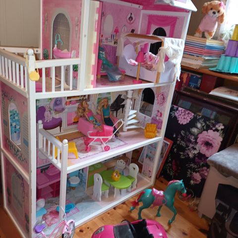 Barbiehus med masse utstyr