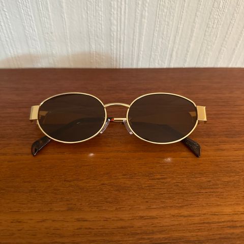 Solbriller - ovale med gullramme