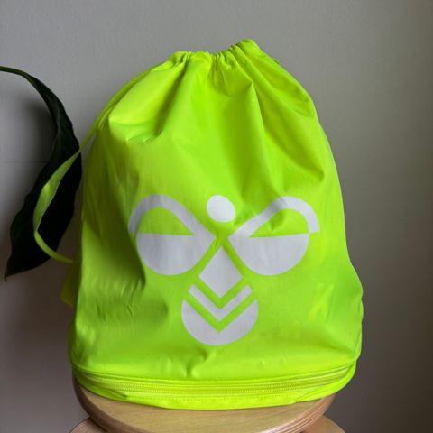 Neongul gymbag fra Hummel