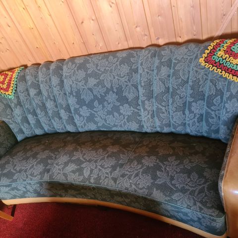 Gammel sofa m 2 stoler i samme stil