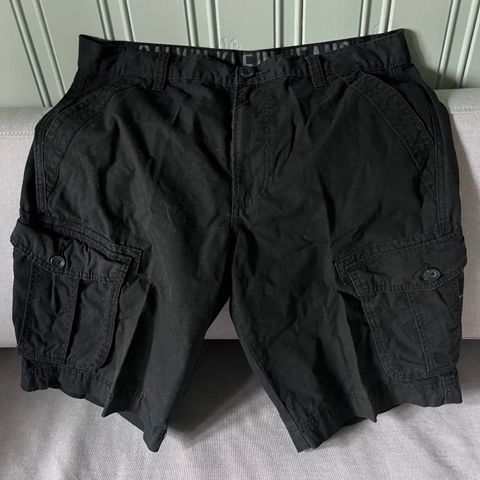 1 stk. Calvin Klein shorts og 1 stk. Swedemount shorts selges samlet.