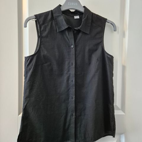 Svart sleeveless skjorte, som ny, kan sendes