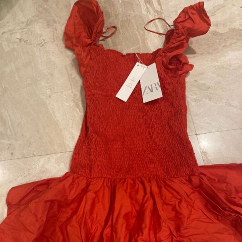 Rød kjole fra Zara med rysjer og pristag på
