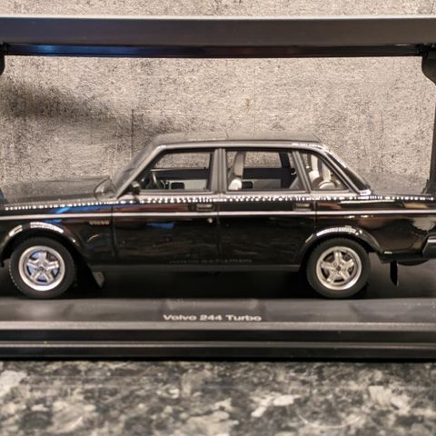 Volvo 244 Turbo - 1981 modell - Sort lakk - DNA Collectibles - Limited  - 1:18