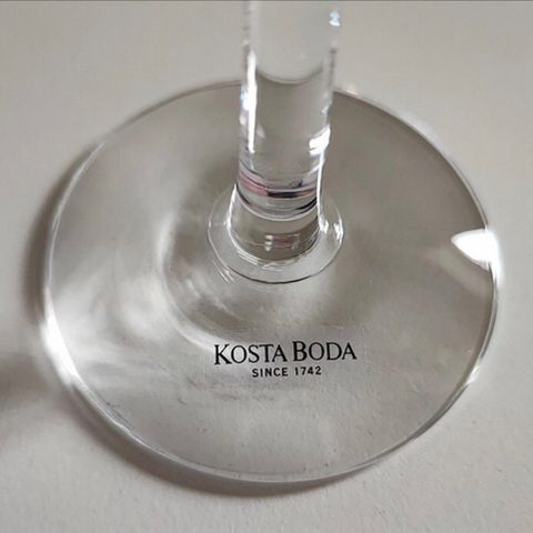 Kosta Boda Line krystallglass. 17stk hvitvin/champagne og 15stk rødvin.