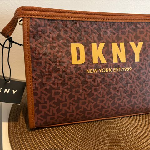 DKNY liten veske selges - helt ny med prislappen