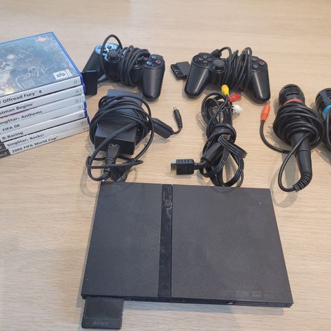 Playstation 2 med spill og konsoller