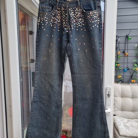Jeans i liten str. L (mer som M) med paljetter