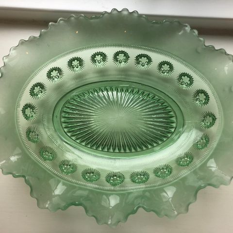 Fat i grønt pressglass Art Deco