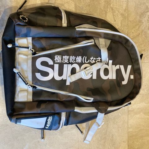 Superdry grå kamuflasje farget ryggsekk