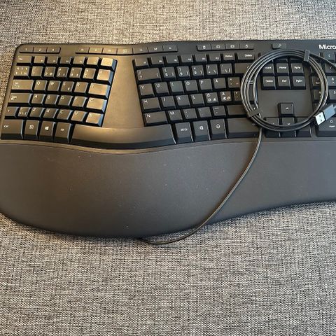 Ergonomisk tastatur - tilnærmet ubrukt