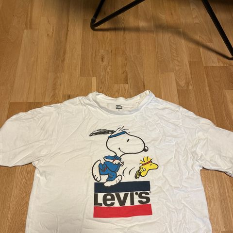 T-skjorte  Levis,  str.M kr.250