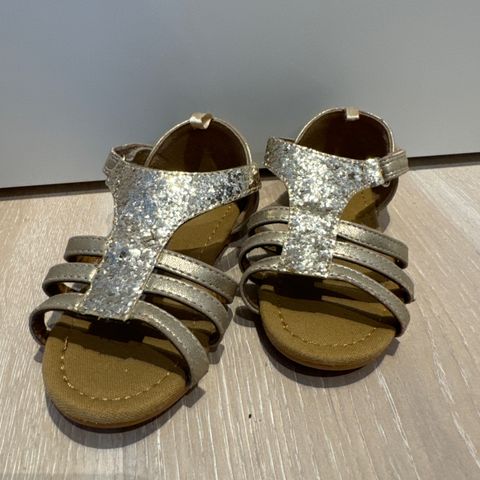 Sandaler i gull og glitter selges