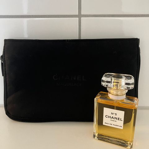 Chanel sminke veske.  ny 250kr ( parfymen er ikke til salgs)