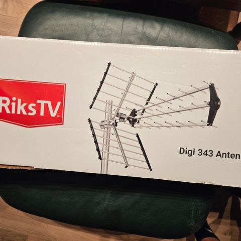 Riks TV antenne selges ubrukt i eske.