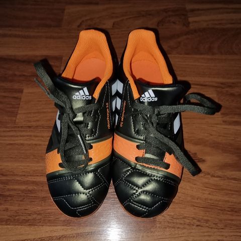 Adidas fotballsko str 33 barn