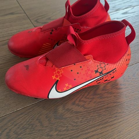 Nike fotballsko str 35,5