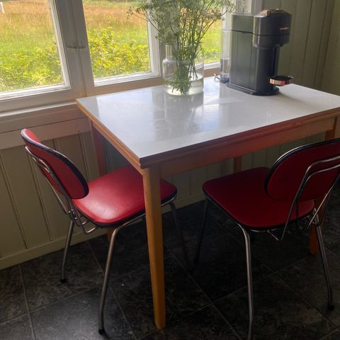Retro kjøkkenbord + 2 håg stoler