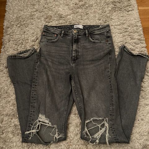 Zara jeans med splitt, og hull på knærne