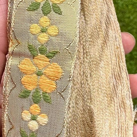 Vintage pyntebånd, bronsefarget med gule blomster 🌼🌱 10 m