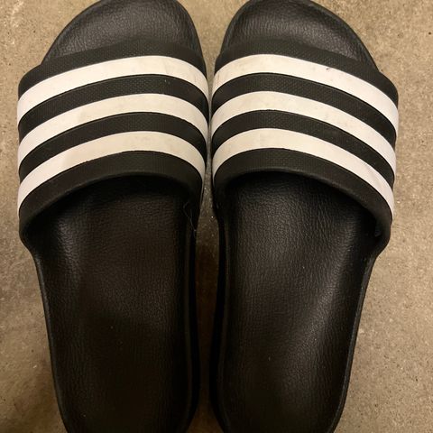 Adidas slippers/adiletter/flip flops